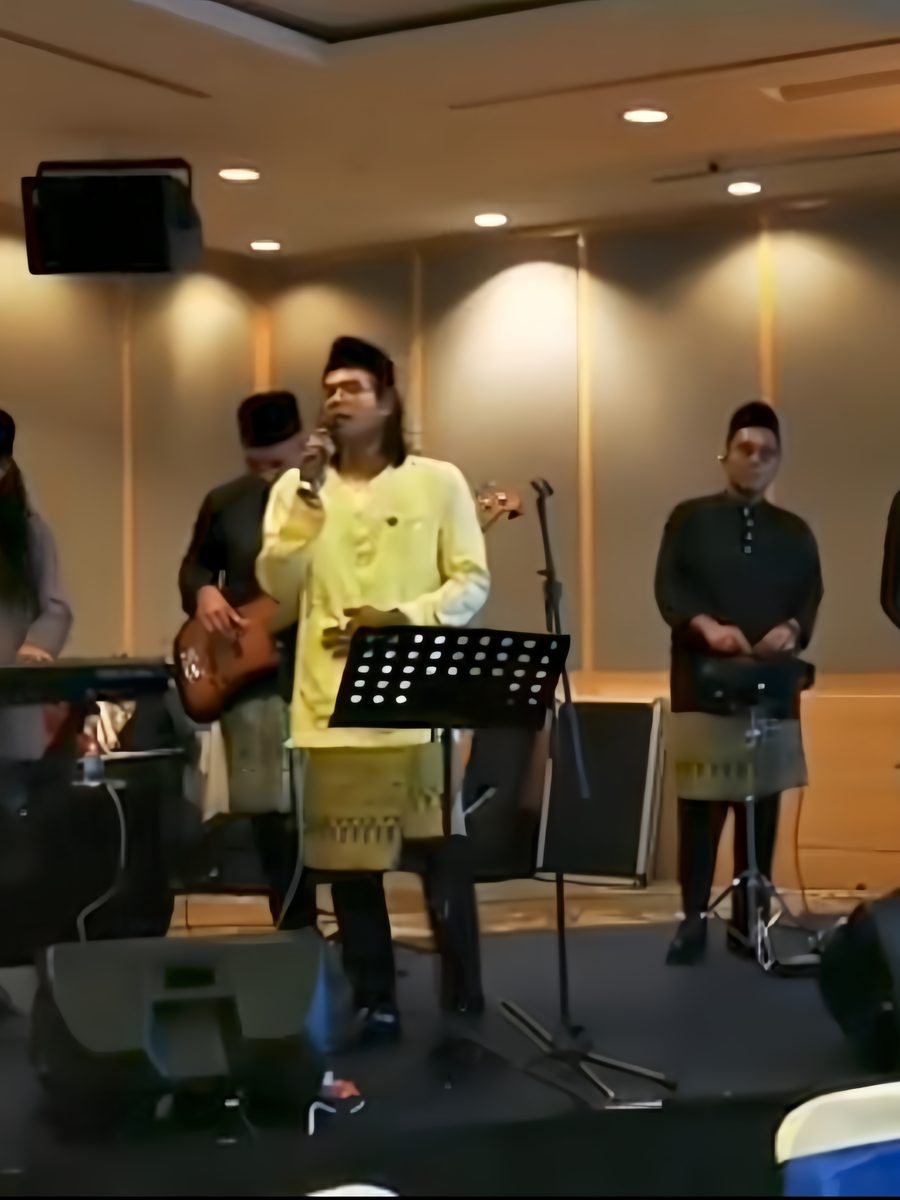 Five-piece showband with saxophone in traditional dress