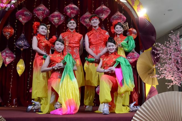 Silk-sleeve troupe in yellow and green