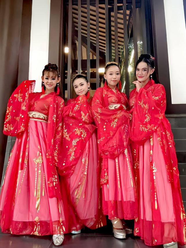 Hanfu dancers in pink and red
