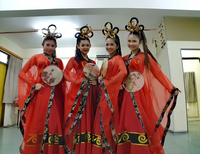 Red hanfu fan dance indoors