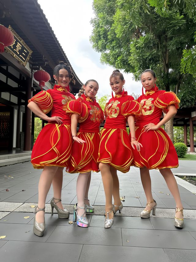 Short red festival dresses, outdoor line-up