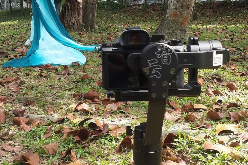 Gimbal rig tracking a couple on a pre-wedding shoot